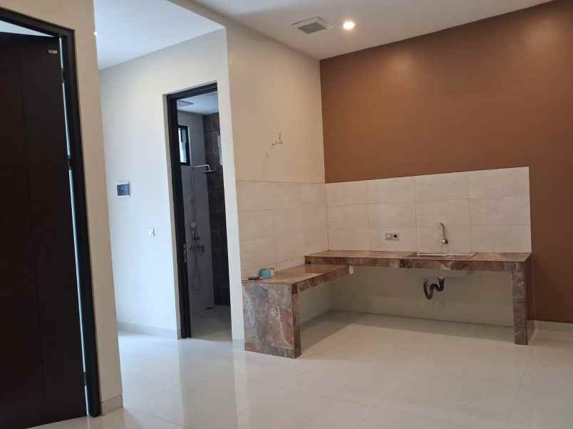 dijual rumah manyar