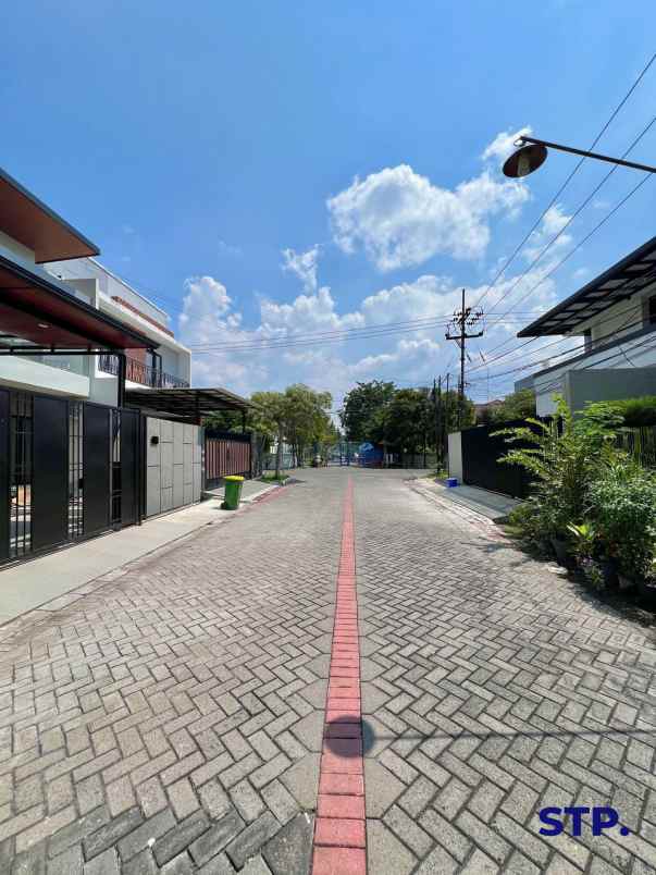 dijual rumah manyar jaya