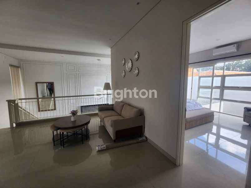 dijual rumah manyar jaya