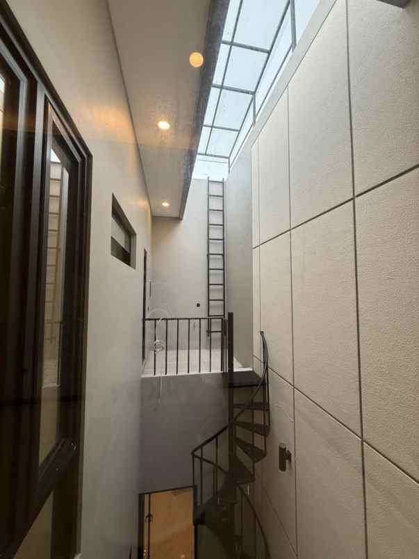 dijual rumah manyar kertoadi