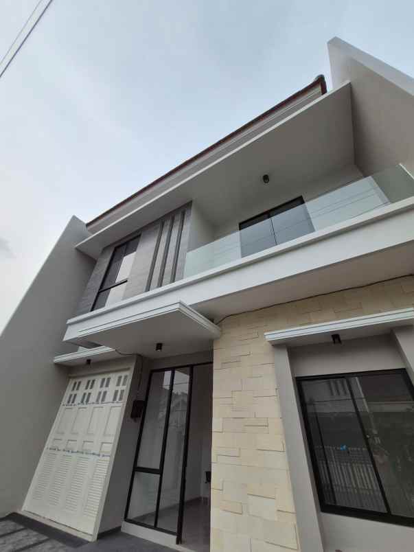 dijual rumah manyar kertoadi