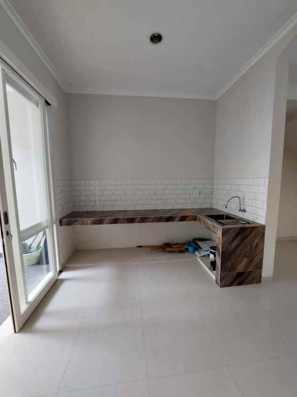 dijual rumah manyar tirtoasri