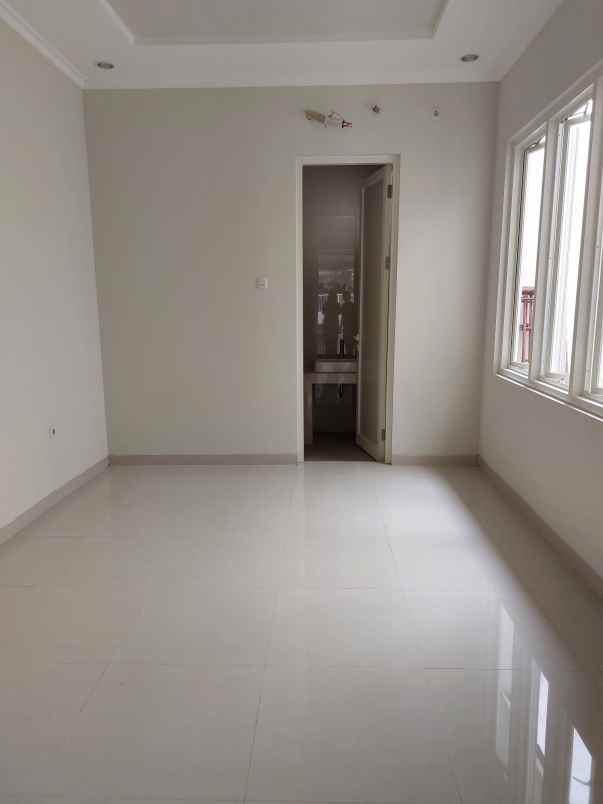 dijual rumah manyar tirtoasri