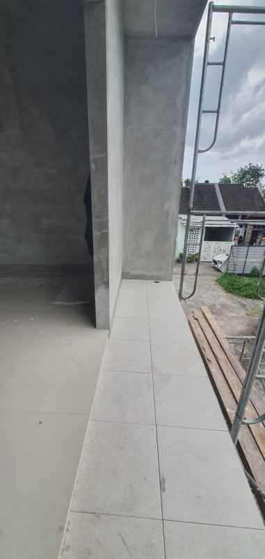 dijual rumah medokan