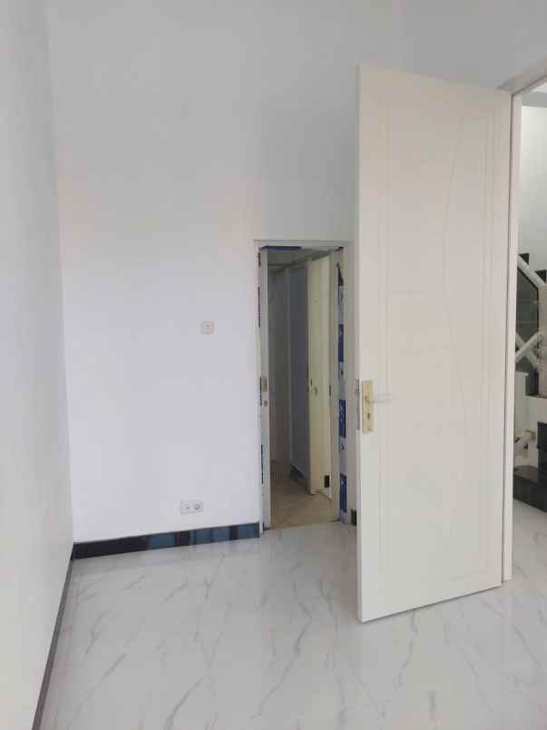 dijual rumah mulyosari