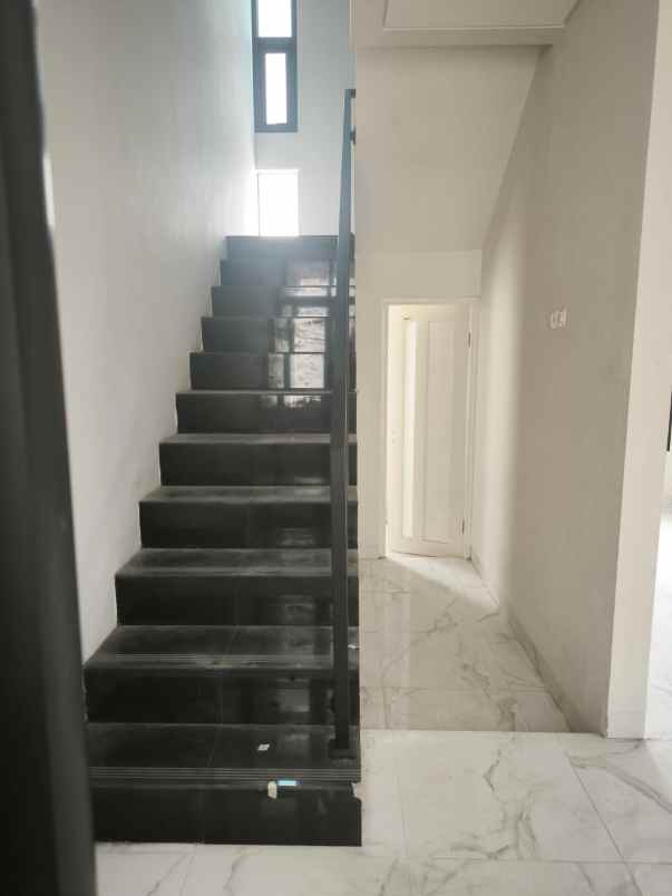 dijual rumah mulyosari