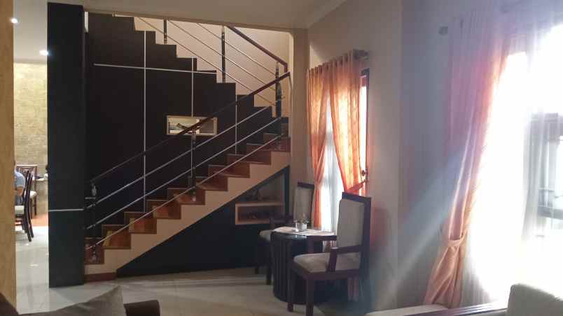 dijual rumah padasuka