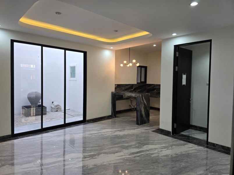 dijual rumah pakuwon city