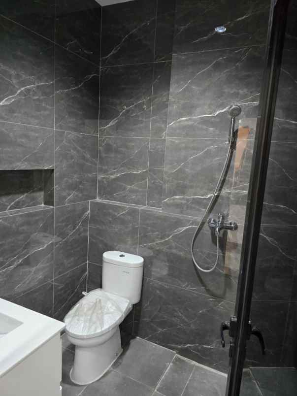 dijual rumah pakuwon city