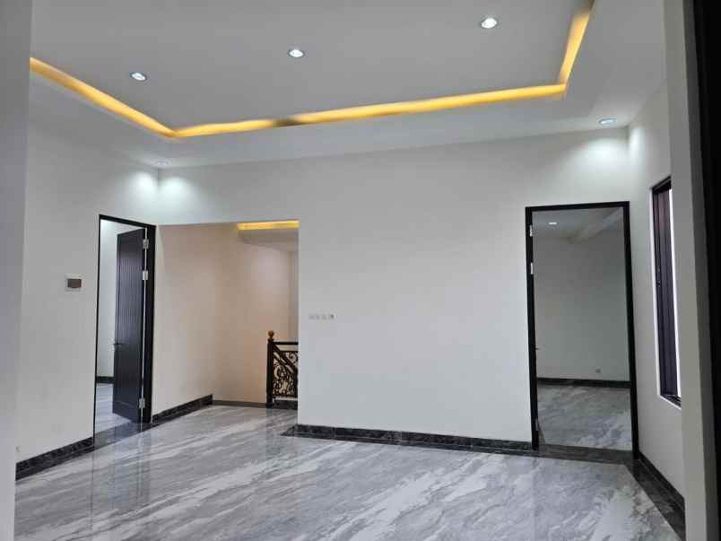 dijual rumah pakuwon city