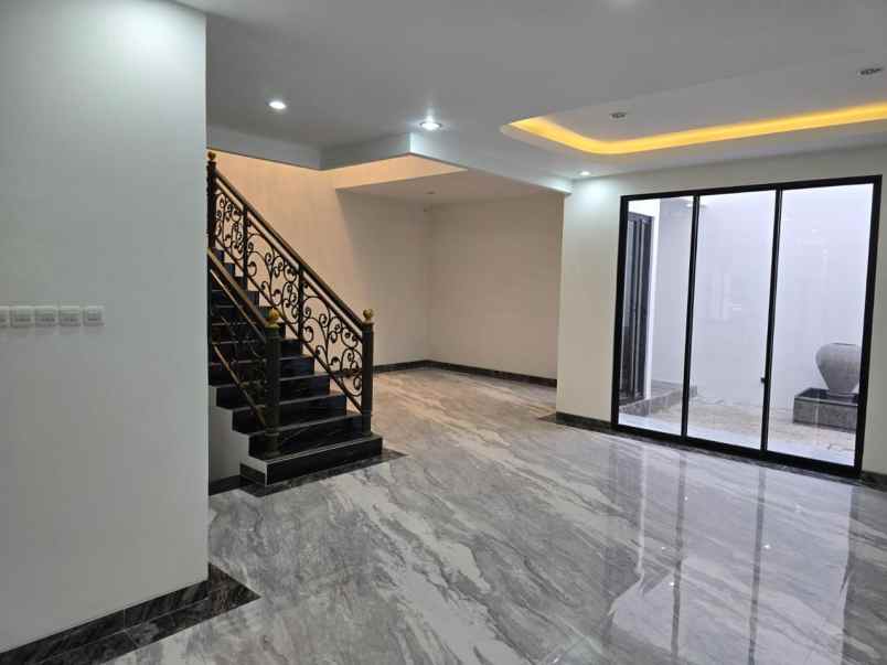 dijual rumah pakuwon city