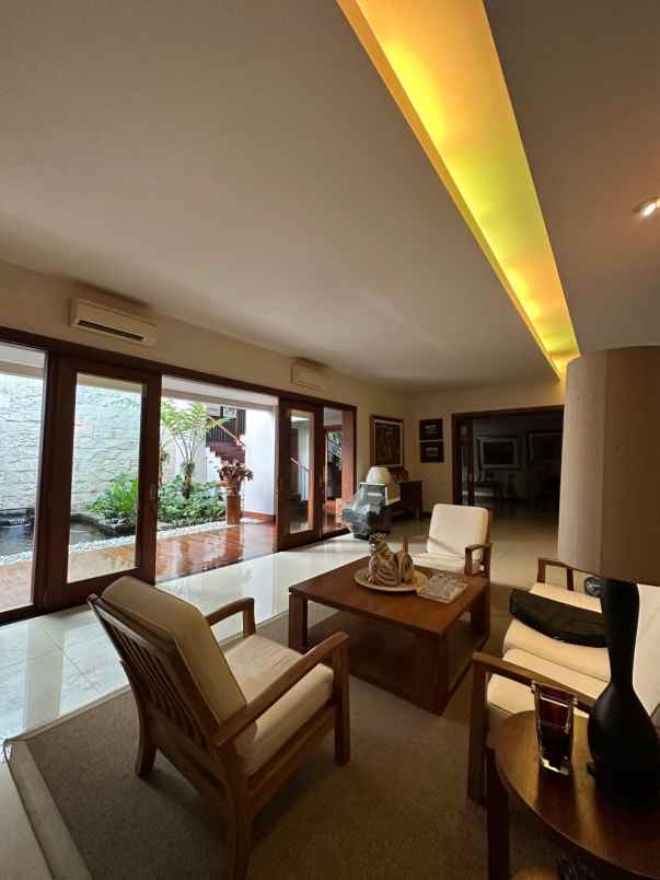 dijual rumah pakuwon indah