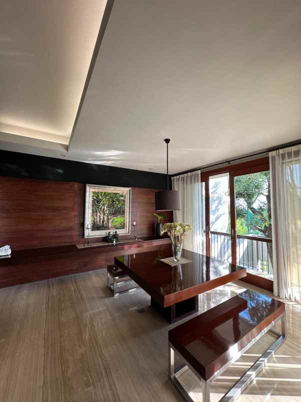 dijual rumah pakuwon indah