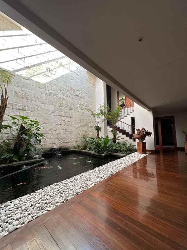 dijual rumah pakuwon indah