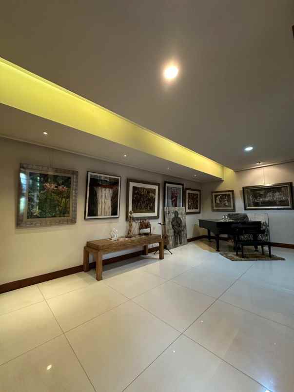 dijual rumah pakuwon indah