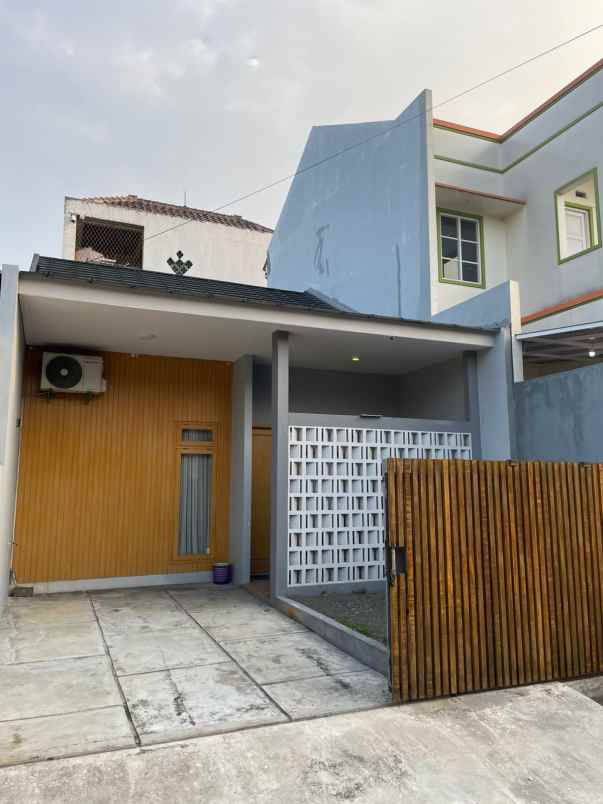 dijual rumah perumahan duta graha duta