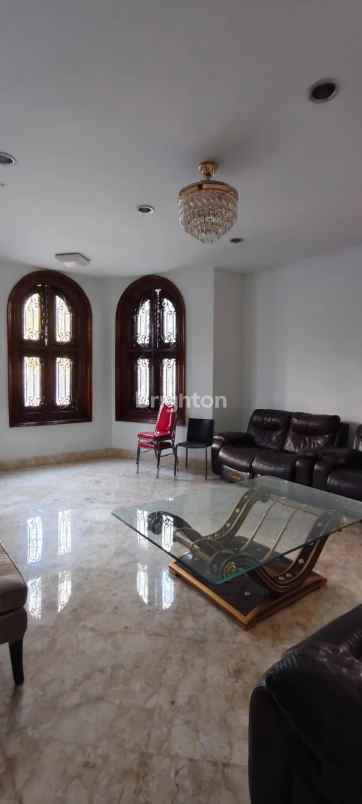 dijual rumah raya darmo