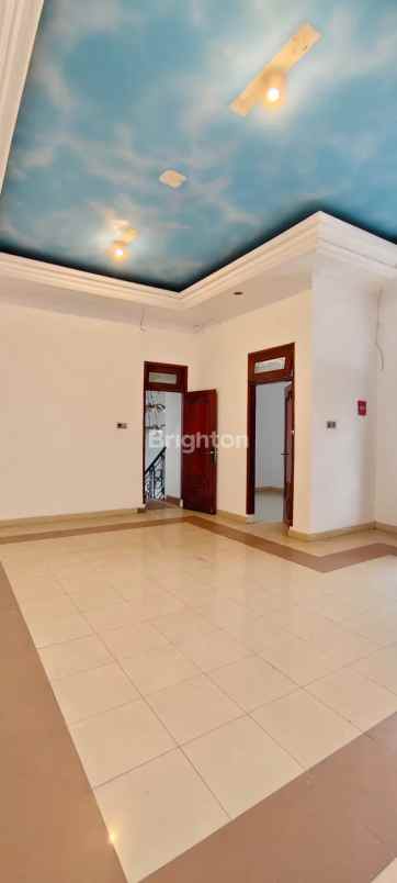 dijual rumah raya darmo