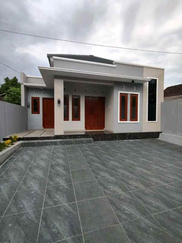 dijual rumah sumberadi