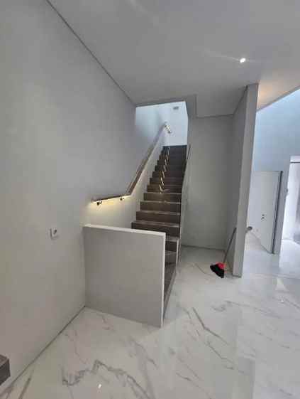 dijual rumah sutorejo