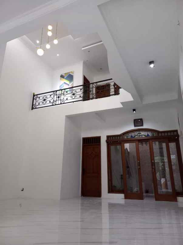 dijual rumah sutorejo