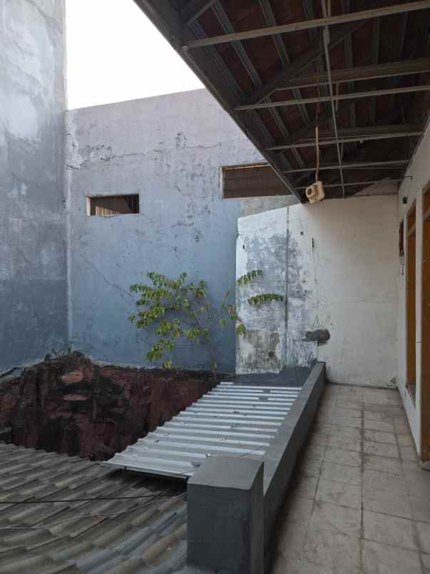 dijual rumah sutorejo