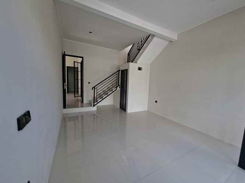 dijual rumah villa bukit tidar