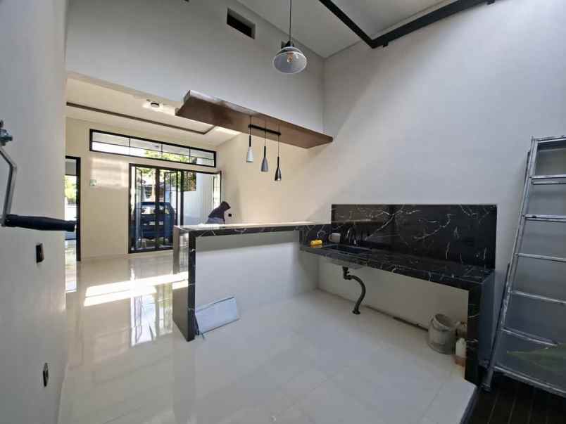 dijual rumah villa bukit tidar