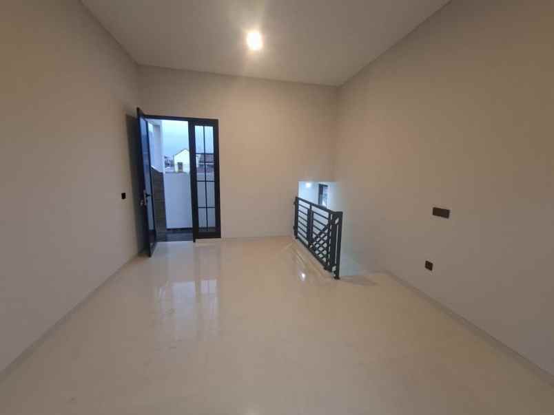 dijual rumah villa bukit tidar