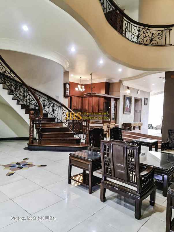 dijual villa komplek griya riatur jalan