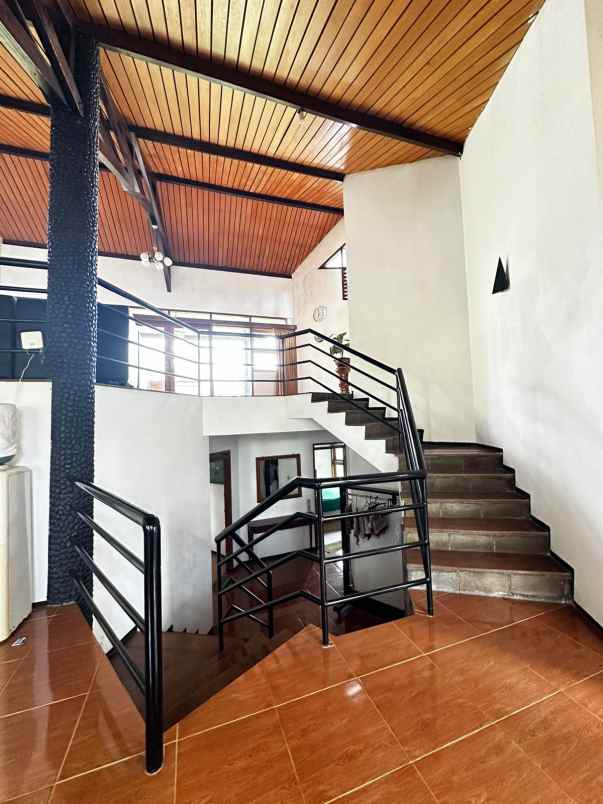 dijual villa mewah di klub bunga batu