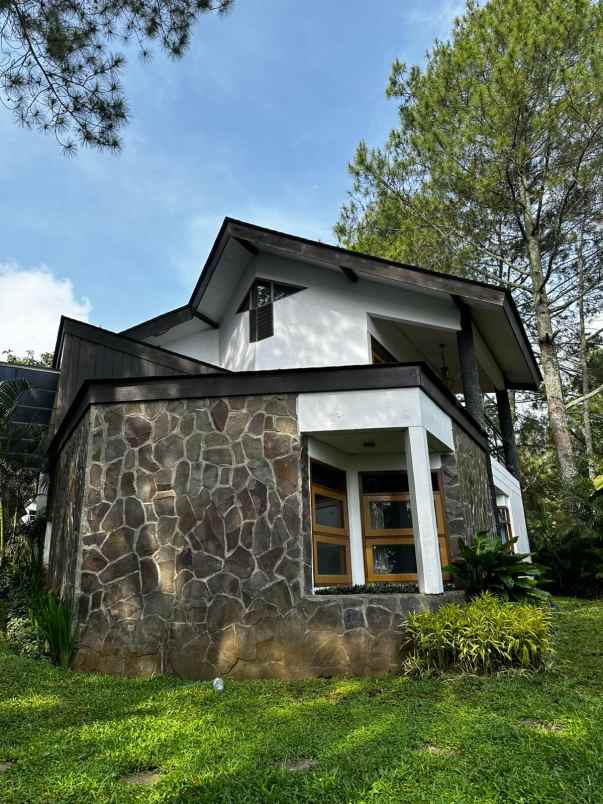 dijual villa mewah di klub bunga batu