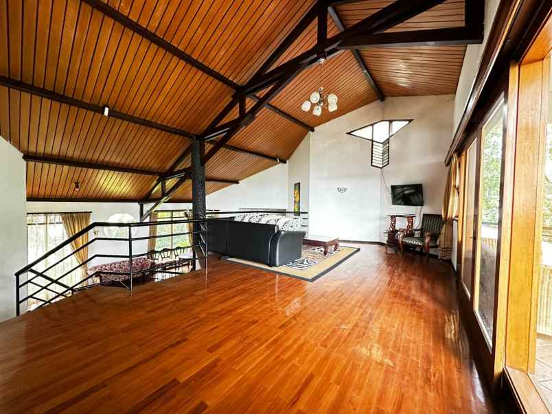 dijual villa mewah di klub bunga batu