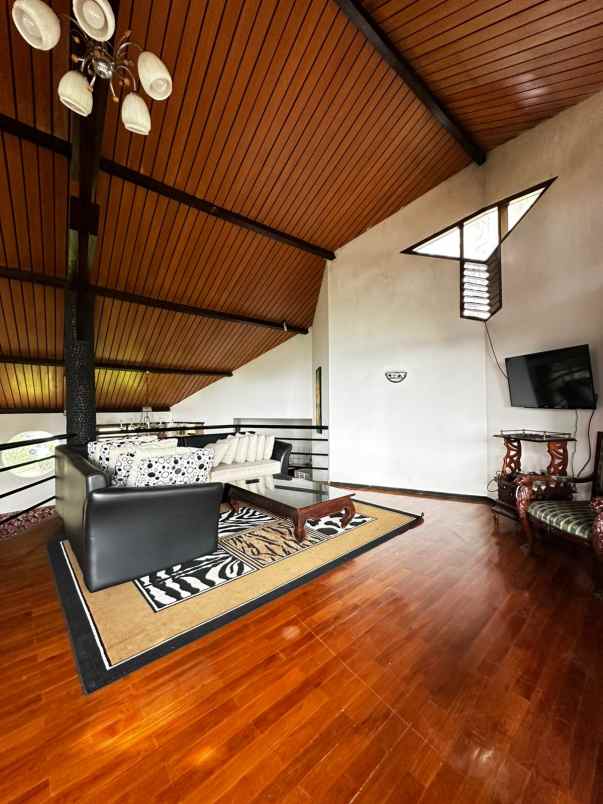 dijual villa mewah di klub bunga batu