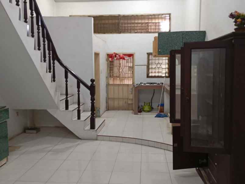 disewakan rumah jalan sumarsono ujung gg persatuan