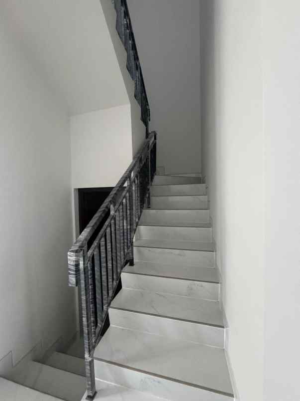 disewakan rumah kuningan village pik2