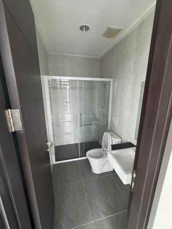 disewakan rumah kuningan village pik2