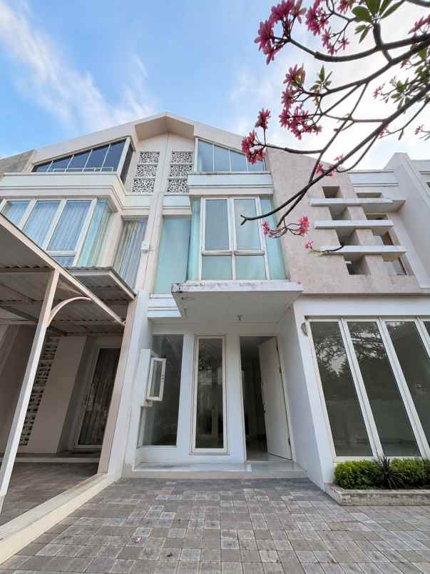 disewakan rumah pakuwon city
