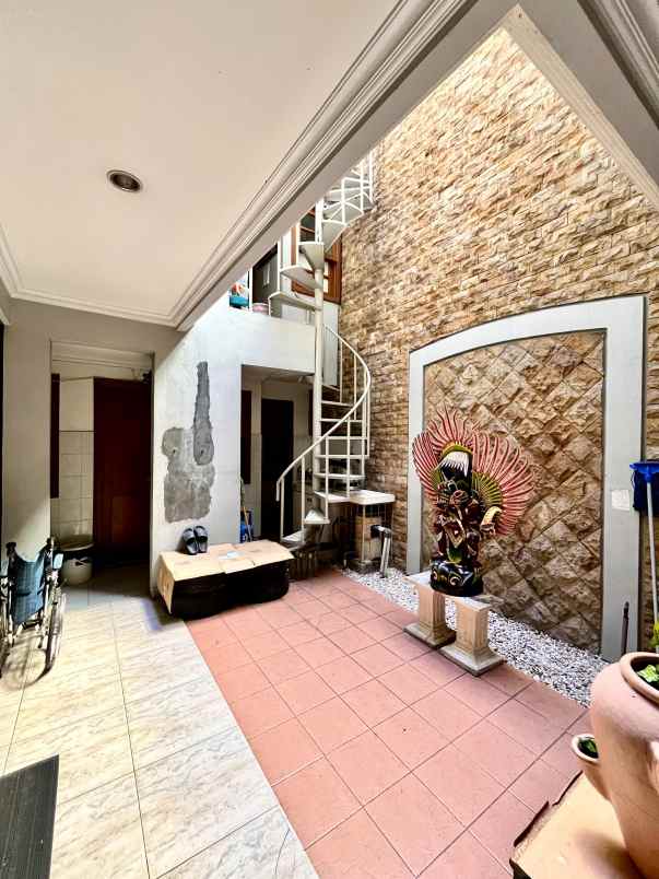 exclusive listing rumah modern 500 m jakarta selatan