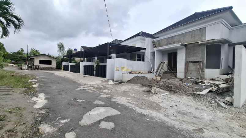 hunian muat 2 mobil lokasi di jakal sleman