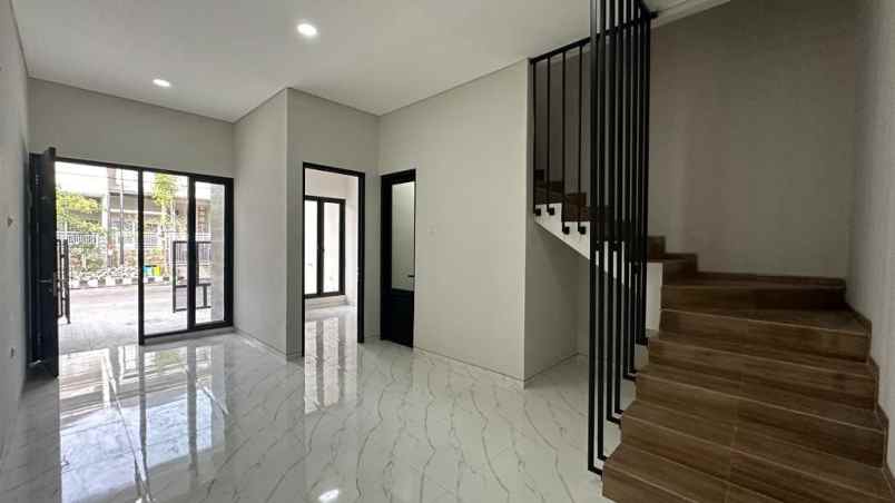 new gress 2 lantai kutisari indah utara row 4 mobil