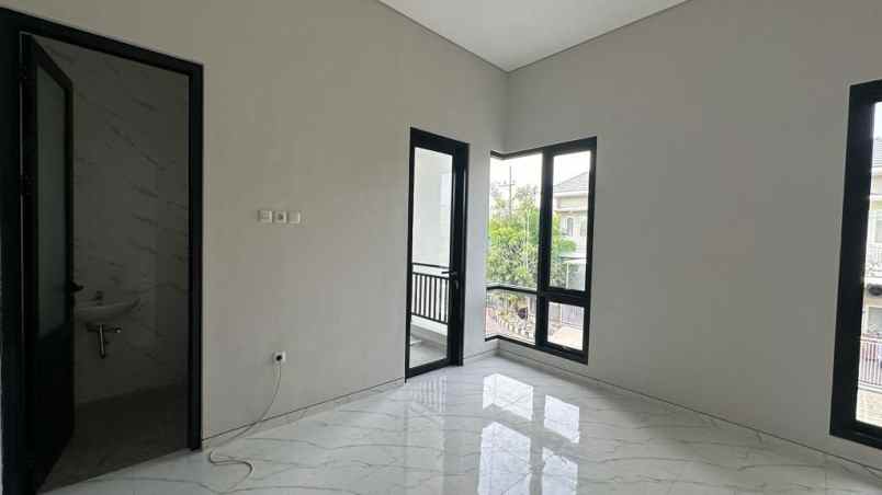 new gress 2 lantai kutisari indah utara row 4 mobil