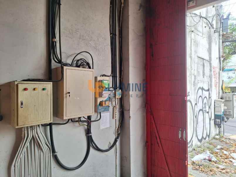 ruko 3 lantai besat di jalan affandi jogja