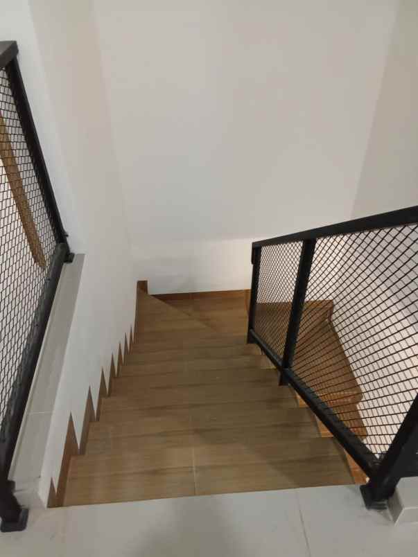 rumah 2 lantai murah strategis di pejuang bekasi kota