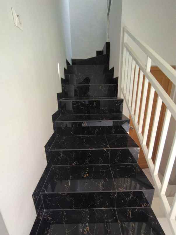 rumah 2 lantai terlaris murah dekat tol margonda depok