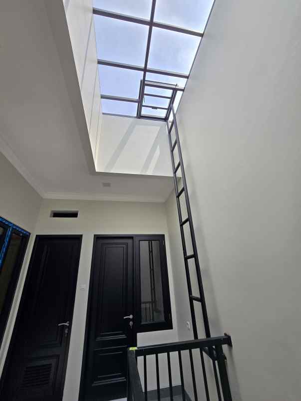 rumah baru dalam komplek dengan akses jalan lebar