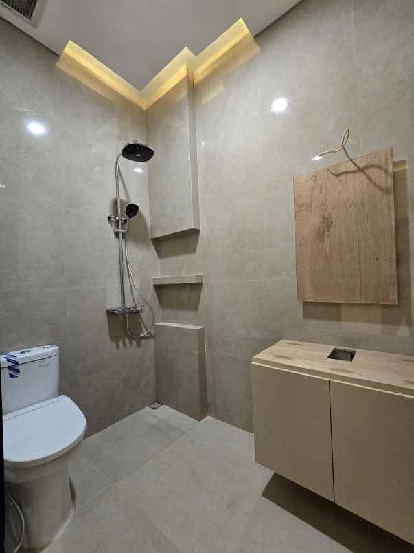 rumah baru dalam komplek dengan akses jalan lebar