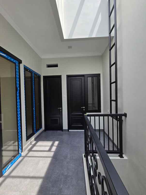 rumah baru dalam komplek dengan akses jalan lebar