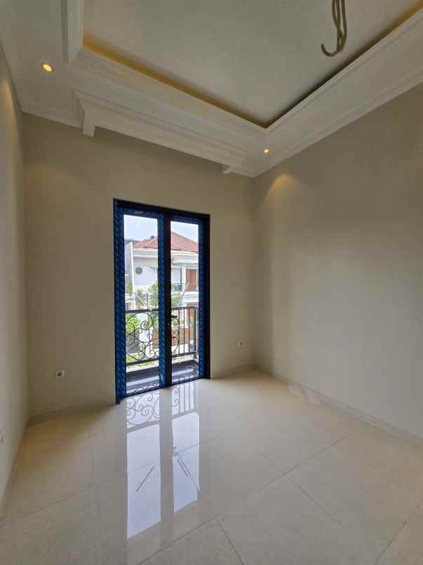 rumah baru dalam komplek dengan akses jalan lebar