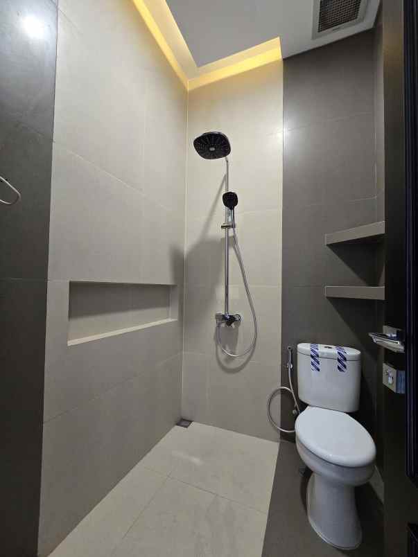 rumah baru dalam komplek dengan akses jalan lebar